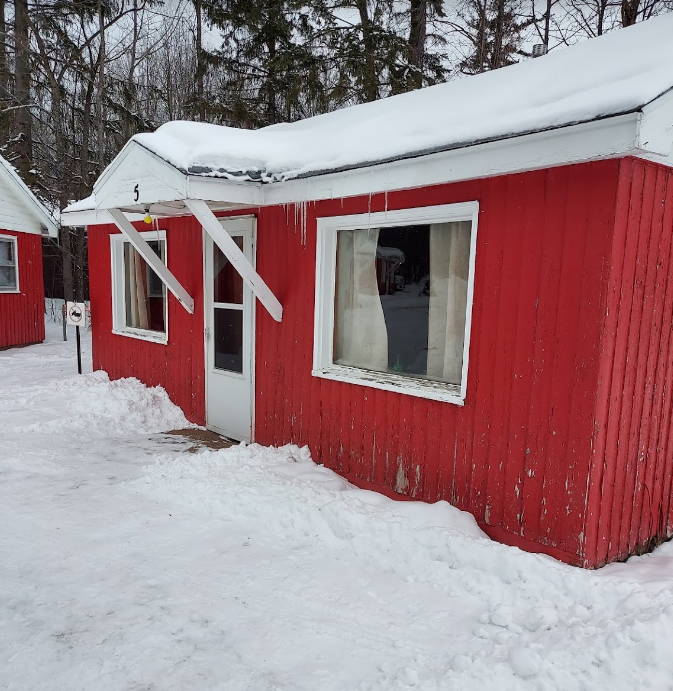 Plombs Cabins (West Shore Resort) - Photo From Website